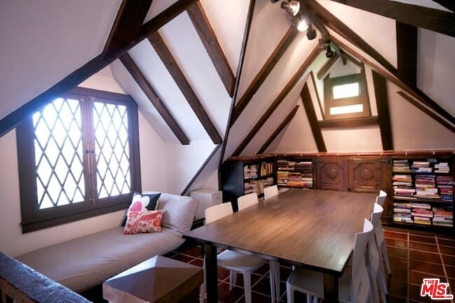 Building Photo - 2667 Lake View Terrace E