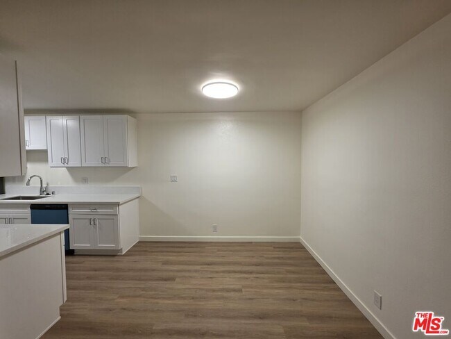 Building Photo - 827 9th St