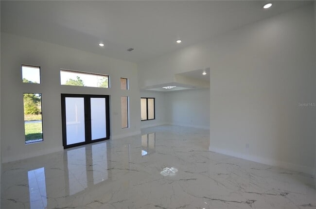 Building Photo - 1242 Hathor St E