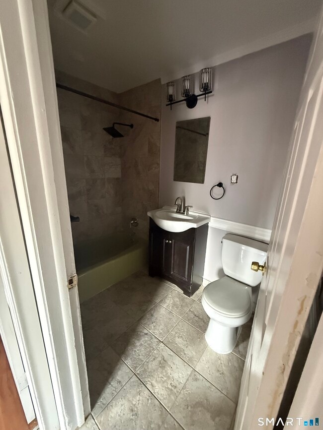 Building Photo - 1051 Old Colony Rd