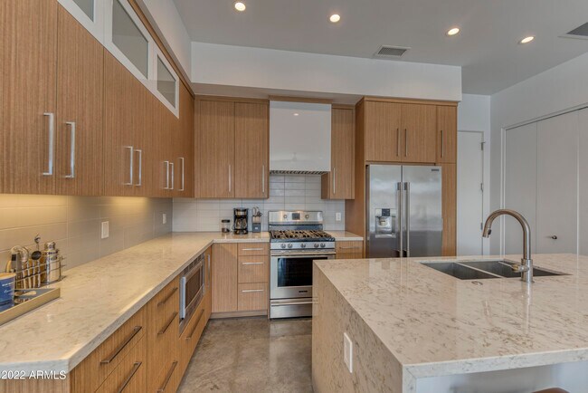 Building Photo - 540 W Mariposa St