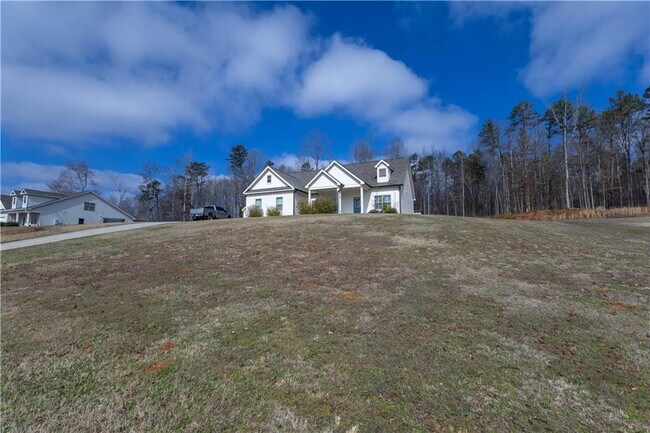 Building Photo - 214 Oakwood Dr
