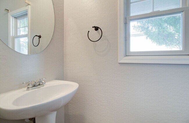 Building Photo - 15882 N 172nd Ln