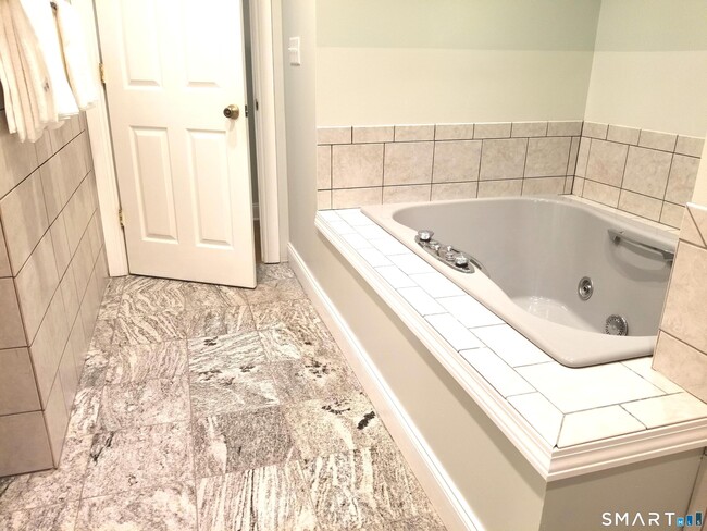 Building Photo - 1093 Shippan Ave