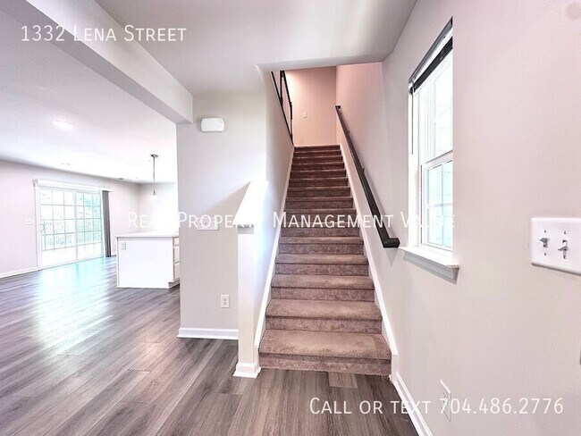 Building Photo - 1332 Lena St