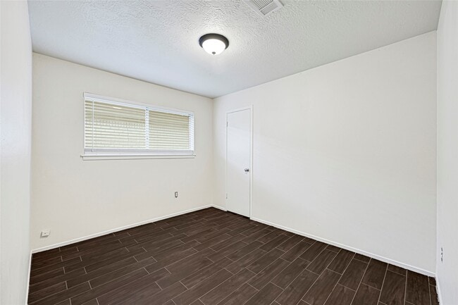 Building Photo - 957 Kerry Dr