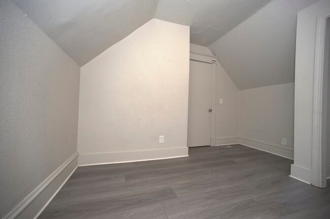 Building Photo - 102 S Perry St