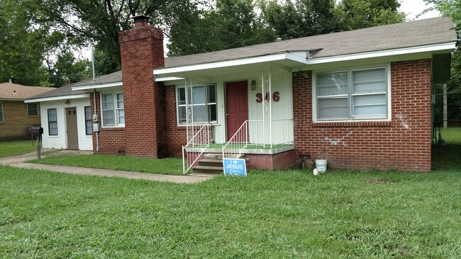 Building Photo - Spacious 3 bedroom and 1 bathroom