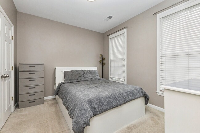 Building Photo - Nestled in the desirable Potomac Lakes com...