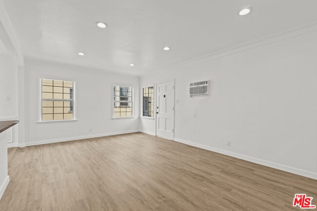 Building Photo - 544 1/2 N Genesee Ave