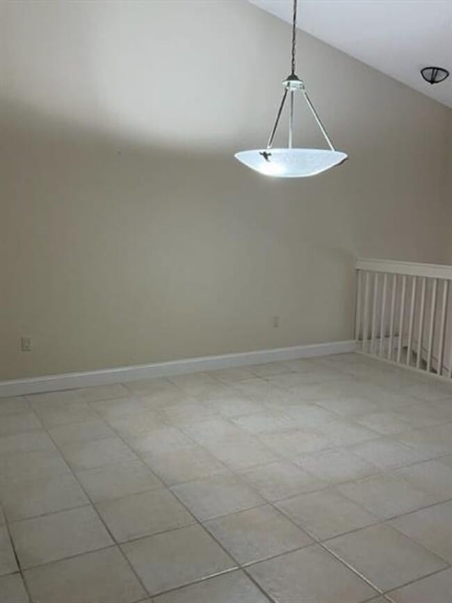 Building Photo - Beautiful 3/2 unit in carriage homes commu...