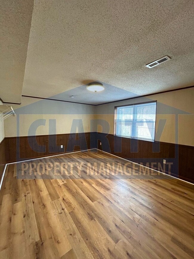 Building Photo - Three bedroom home w/ two bonus rooms!