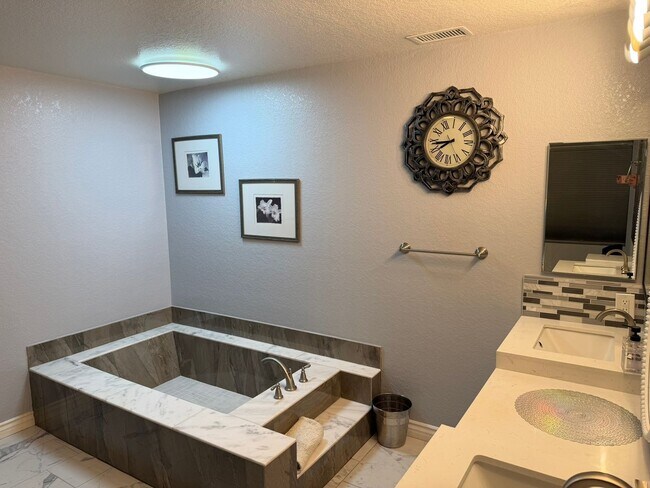Building Photo - Custom Estate