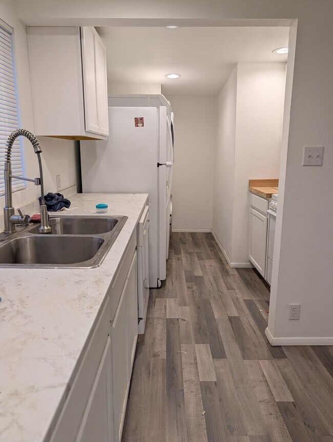 Building Photo - 107 E Section St