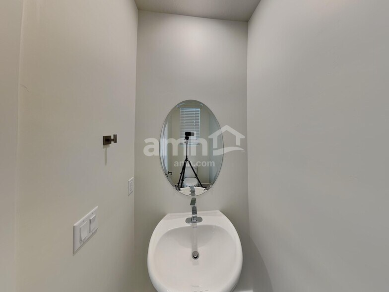 Building Photo - 8953 Wilroy Rd