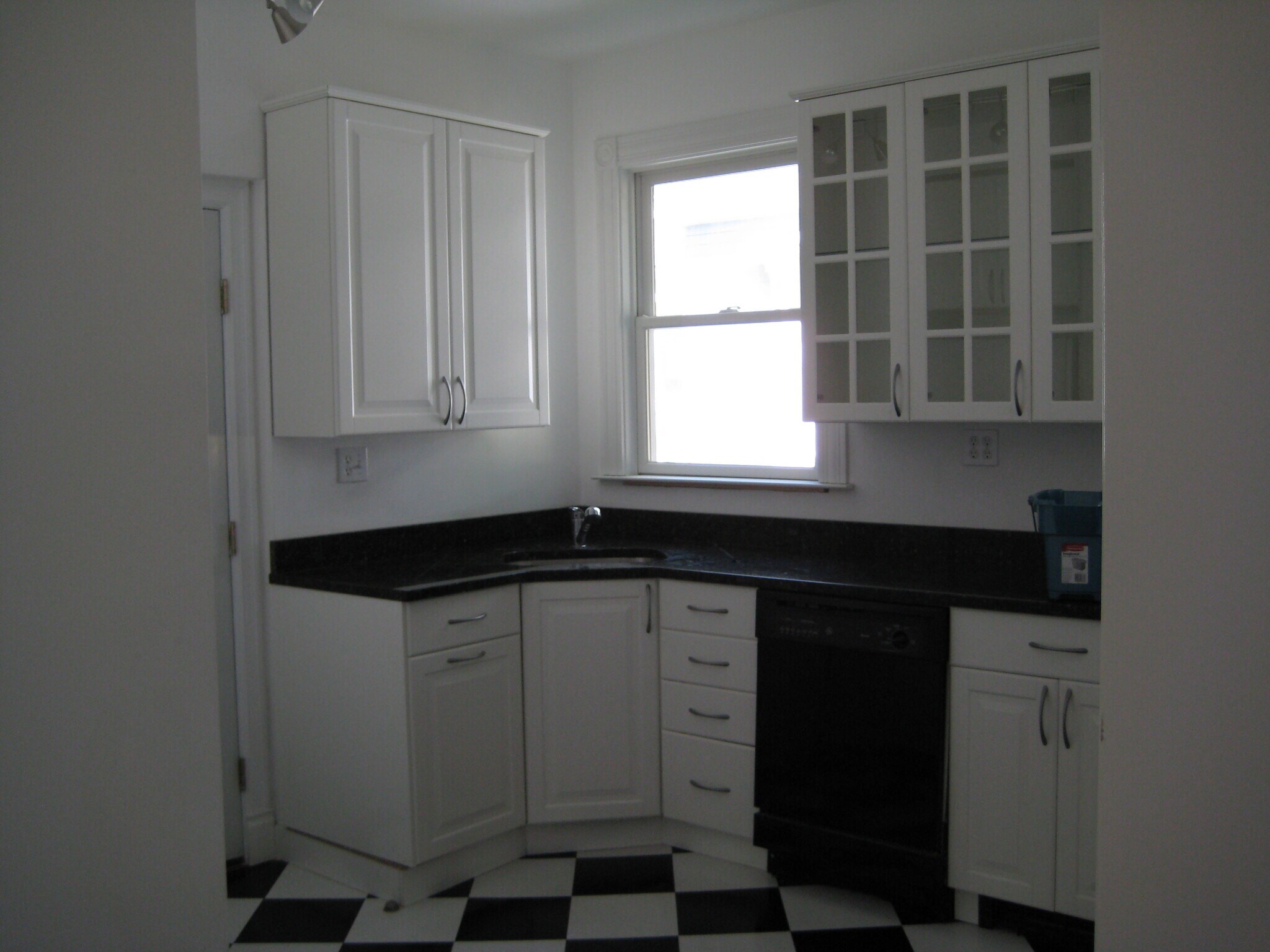 Building Photo - 71 Putnam Ave
