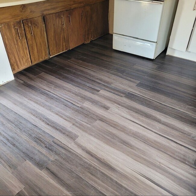 Building Photo - 2 BD 1 BA Mobile in Quiet Park Available Now!