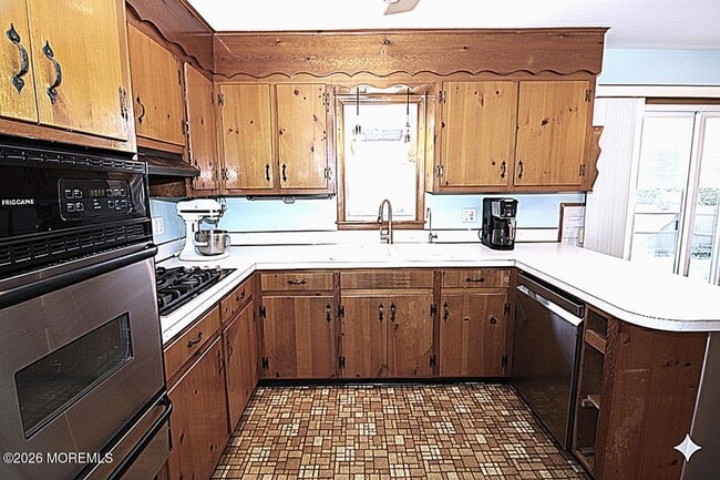 Building Photo - 60 Shell St