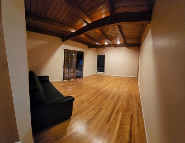 Building Photo - 5 bed 3.5 bath home close to campus!