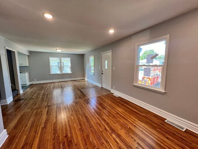 Building Photo - 7431 Langly Ave S