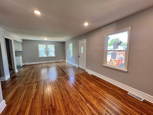 Building Photo - Adorable 3 Bedroom Fully Renovated Home!