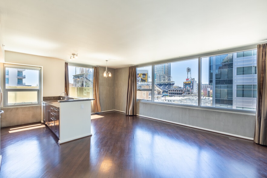 Livingroom - 321 10th Ave