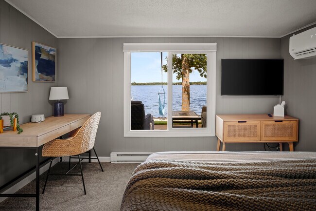 Lakeside Bedroom/Queen - 27166 Little Floyd Lake Rd