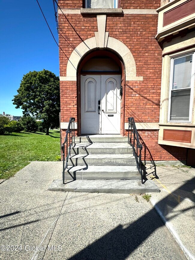 Building Photo - 235 9th St