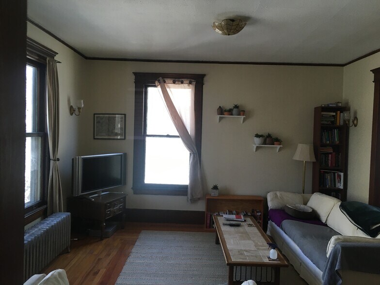 side bedroom - 266 Willow St