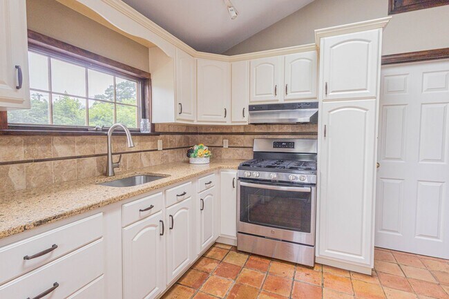 Building Photo - Fully Renovated 2-Bedroom Apartment – Locust Valley, NY