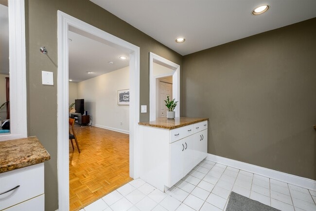 Building Photo - 207 Shearwater Ct W