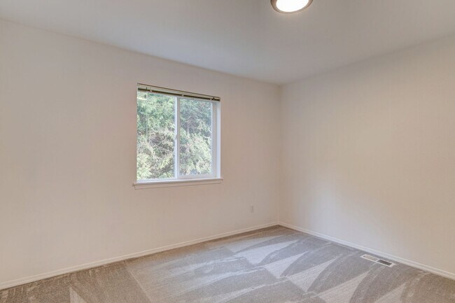 Building Photo - 2 Bedroom, 2.5 Bath Condo in Madrona Heights