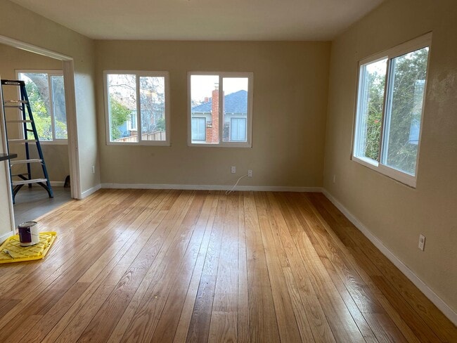 Building Photo - Epic REA-Great 1 BR/1 BA Unit in a S/S Duplex