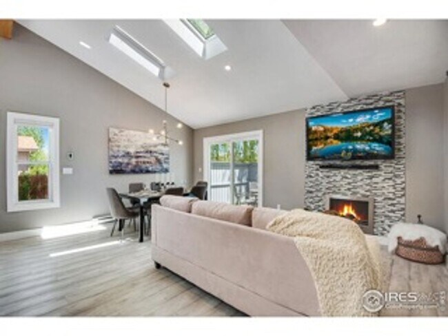 Building Photo - Recently Renovated and Updated 5 BR Townho...