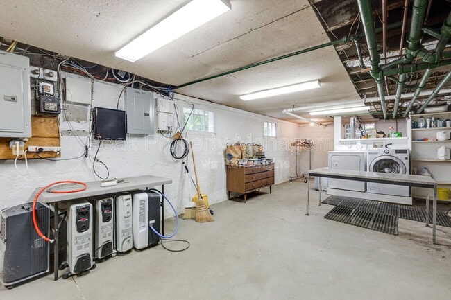 Building Photo - 1404 Wilmington Ave W