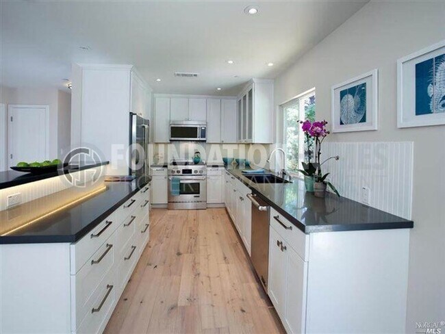 Building Photo - Remodeled 4BD/2BA in Prime Tiburon Locatio...
