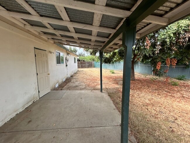 Building Photo - 2 bedroom 1 bathroom in NW Visalia! Close ...