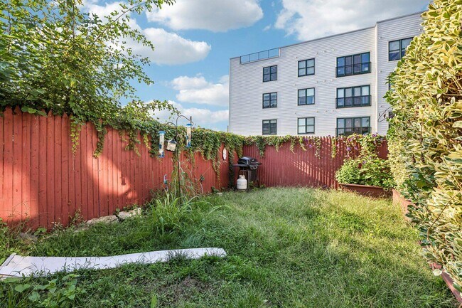 Building Photo - 628 Palisade Ave