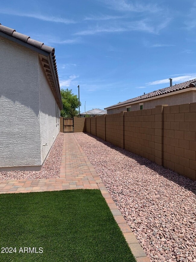 Building Photo - 345 E Caribbean Dr