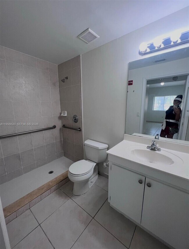 Building Photo - 7220 NW 114th Ave