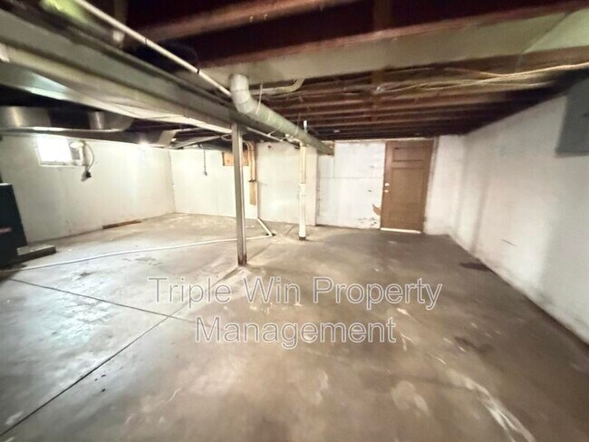 Building Photo - 8126 Albin Ave