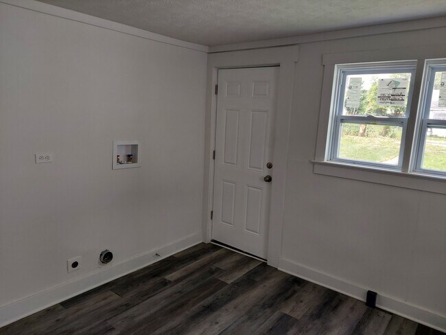 Building Photo - 145 Boltin St