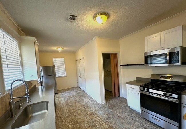 Building Photo - Beautiful 4 Bedroom Home Available