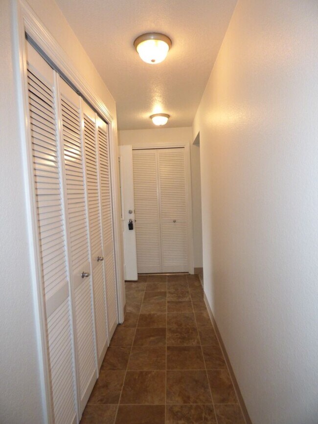 Building Photo - 986 Eastwind Ct N