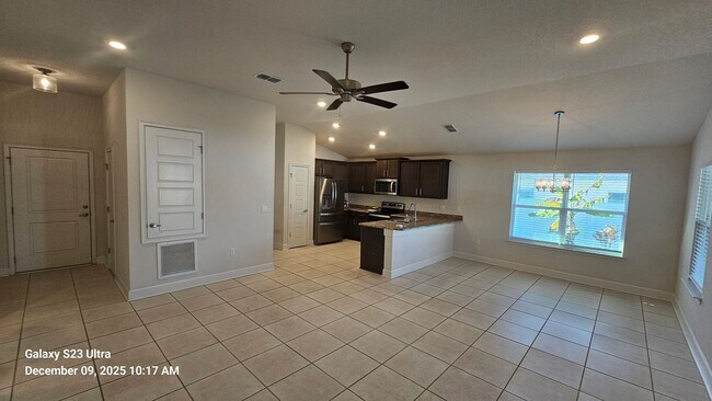 Building Photo - Warm & Inviting Home