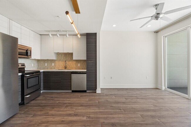 Building Photo - 604 N Bluff Dr
