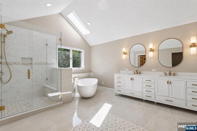 Building Photo - 2 W Saddle River Rd