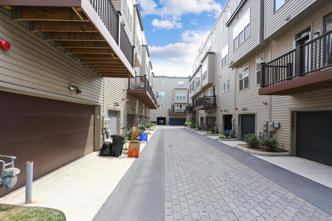 Building Photo - Luxury END-UNIT garage townhouse - 4BD/4.5BA!
