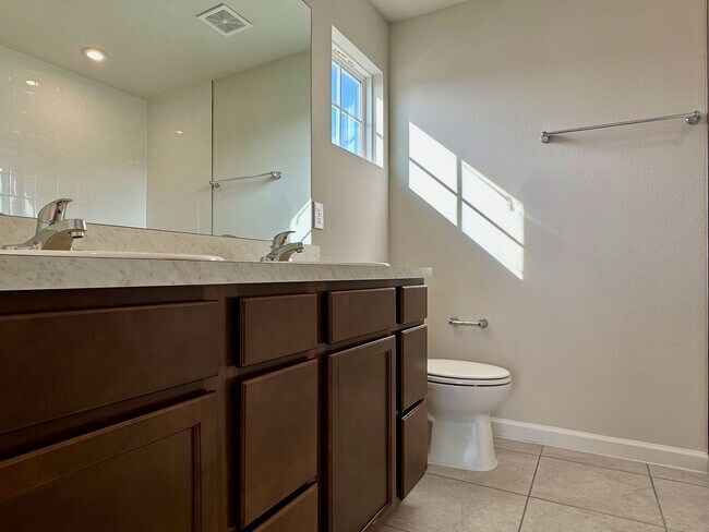Building Photo - Charming Townhome in Davenport now available!