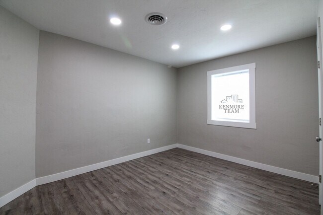 Building Photo - 308 N 12th Ave